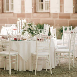 Der Chiavari Tiffany Stuhl aus Holz in weiß für Hochzeiten und Events