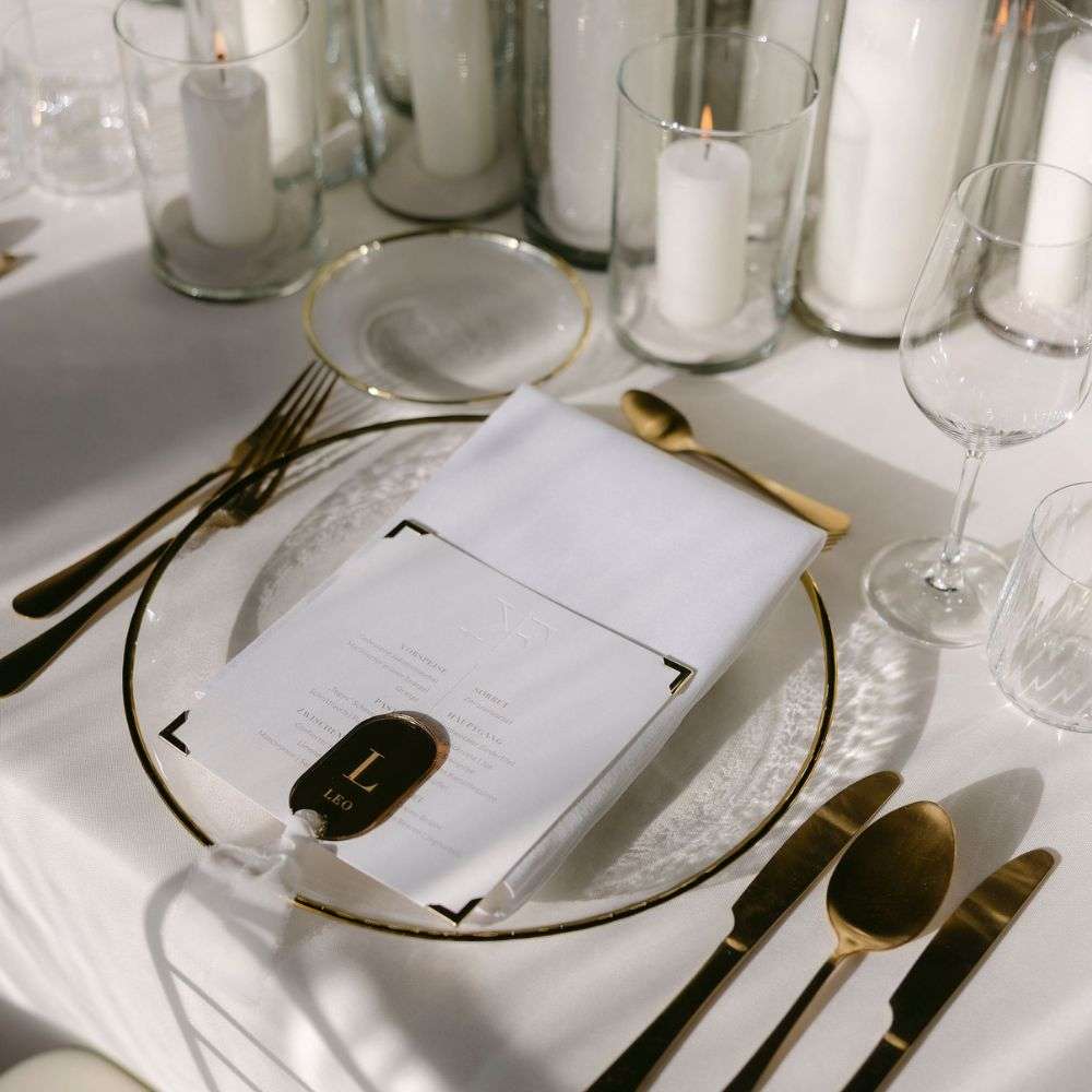 Platz- und Brotteller mit Goldrand auf eleganter Hochzeitstafel in München