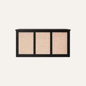 Schwarzes Bar-Element mit Rattan-Front in Beige, freigestellt, Frontansicht