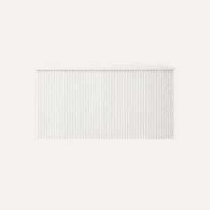 Weißes Bar-Element mit vertikaler Rillenstruktur, freigestellt