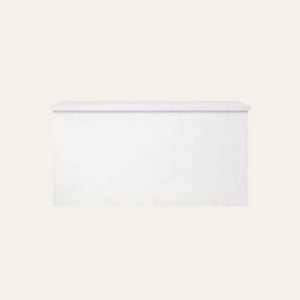 Weißes Bar-Element mit glatter Front, freigestellt