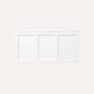 Weißes Bar-Element mit Kassetten-Front, freigestellt