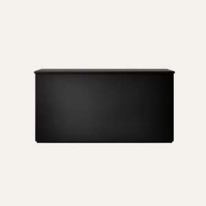 Schwarzes Bar-Element mit glatter Front, freigestellt, Frontansicht