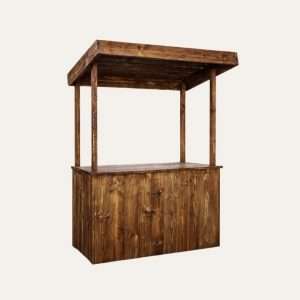 Rustikaler Marktstand aus Holz in Frontansicht freigestellt auf weißem Hintergrund
